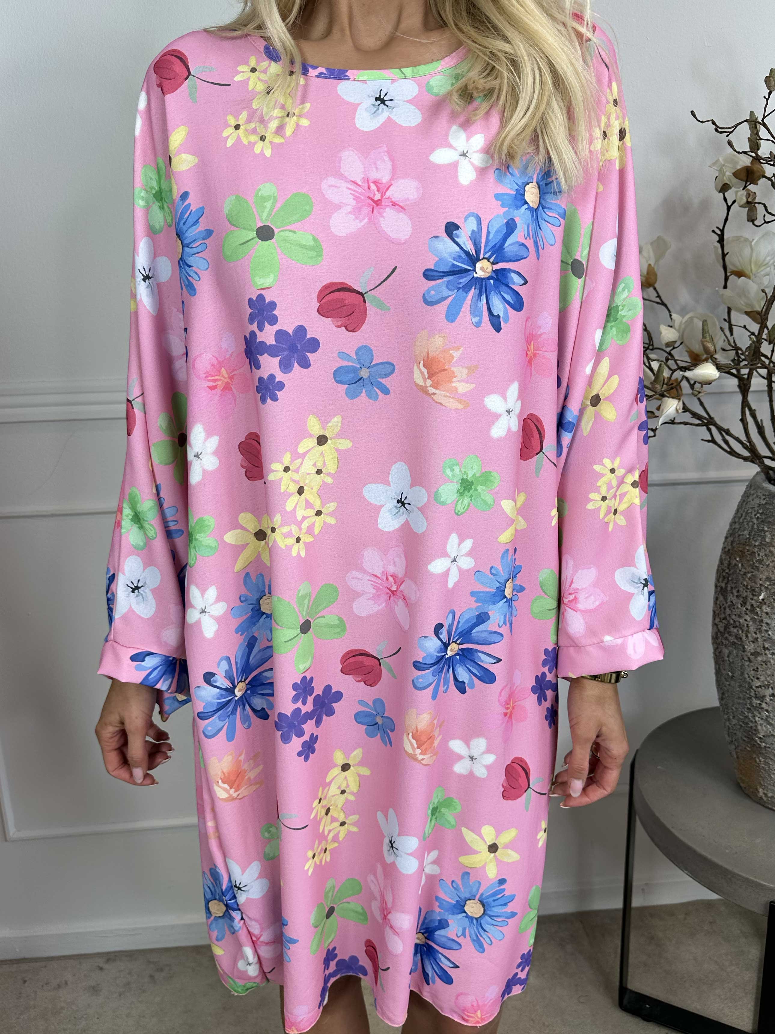 Sabina - Löst sittande klänning med blommigt tryck